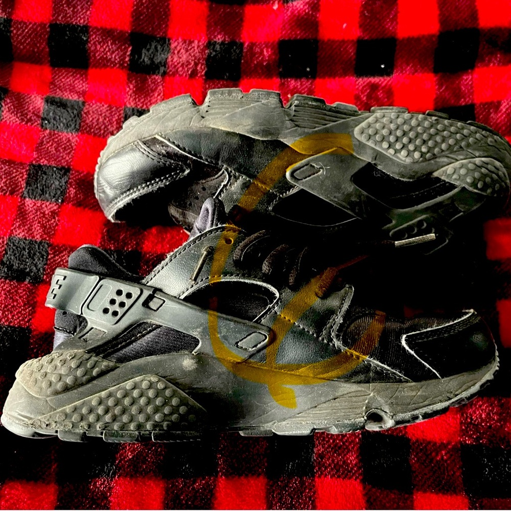 Black NIKE HUARACHES